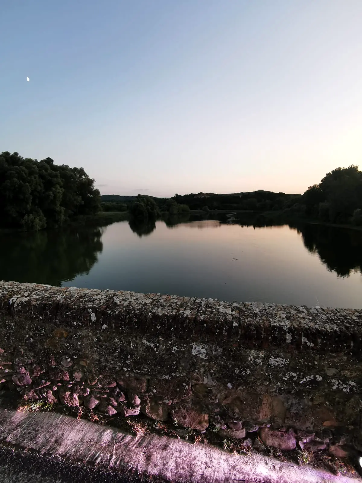 L’Arno e il paesaggio intorno a Ponte Buriano al tramonto