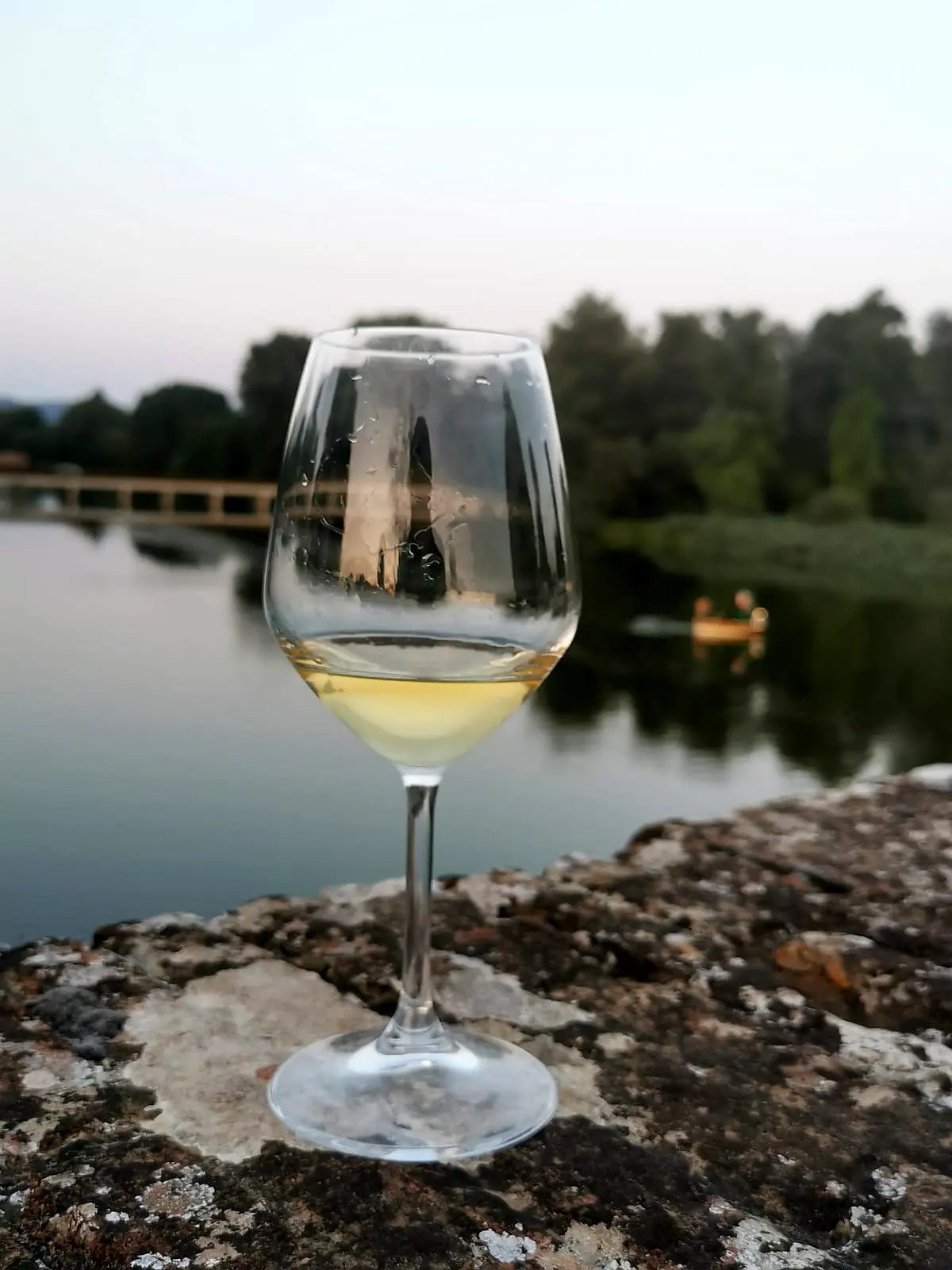 Un calice di vino sull’antico ponte affacciato sull’Arno